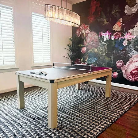 Urban Jungle Retreat In The Htx Skyline Villa